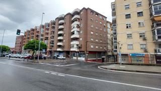 Appartement à Calle santo domingo de guzmán 1. Piso con ascensor y garaje