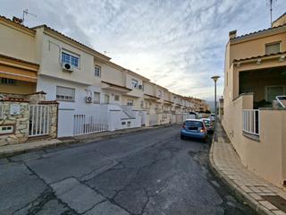 Casa adossada en Calle eugenio mirn monroy 17. Unifamiliar con jardin