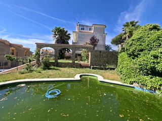 Chalet en Calle ortega muñoz 11. Casa con piscina plasencia