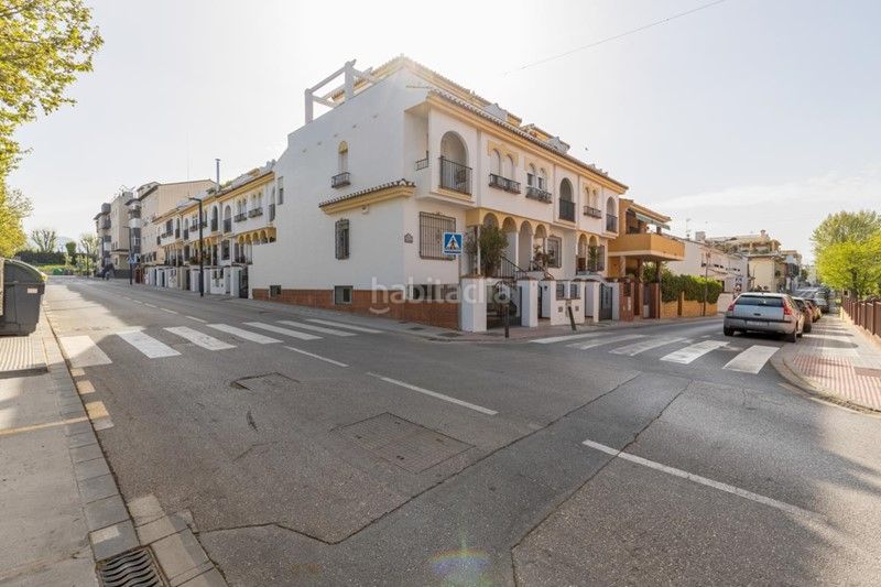 Foto 4e20796b-2d15-4561-beec-bc3464f02581. Casa adossada amb xemeneia a Maracena