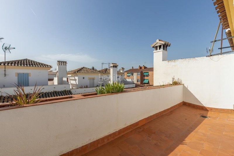 Foto 9b0dba92-ced2-4e65-bbc6-c131063475a1. Casa adossada amb xemeneia a Maracena