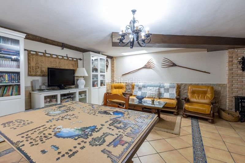 Foto c2ab4b68-95c0-42fd-b3be-6d5c44b70526. Casa adossada amb xemeneia a Maracena