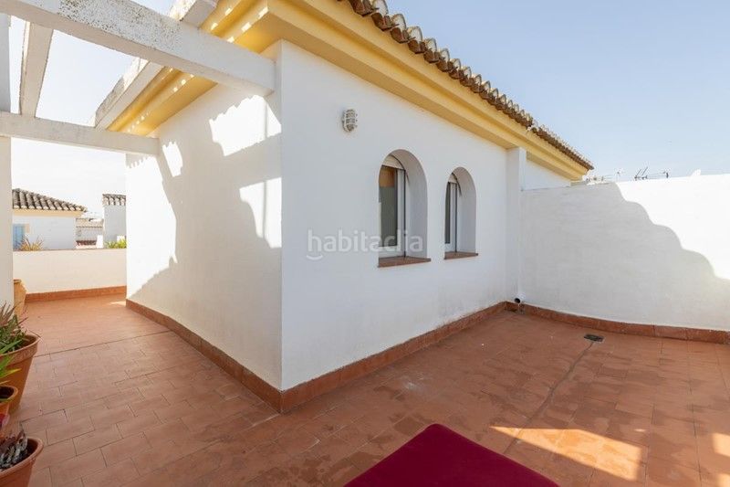 Foto f1d83d06-6049-4d94-83d4-95254493bbdf. Casa adossada amb xemeneia a Maracena