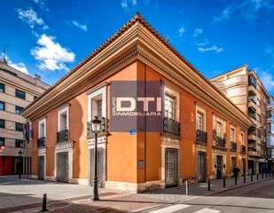 Flat  Calle feria. Piso en venta junto a casa perona, 5 habitaciones y garaje en ca