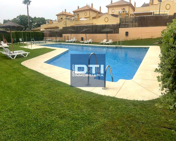 Foto 4f1d4cfd-b24e-4090-9880-71f170f148de. Casa amb aparcament piscina a Islantilla golf Islantilla
