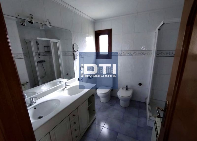 Foto dec77bc8-b5d4-4e7c-831f-d93a8a4fee84. Casa amb aparcament piscina a Campello Pueblo Campello (el)