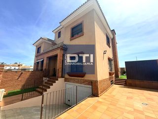 Maison à Núcleo Urbano. Chalet pareado de 4 dormitorios 3 baños de diseño con piscina pr