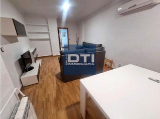 Etagenwohnung  Calle josé carbajal. Piso reformado salón y balcón amplio, patio privado c. josé carb