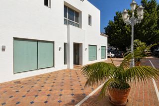 Traspàs Local Comercial a La Carolina - Guadalpín. Negocio dental estetica de lujo milla de oro