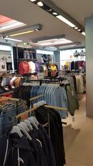 Lloguer Local Comercial  Calle hermanos belón lima. Zona prime amplio local con gran fachada centrico