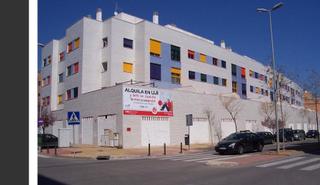 Location Local commercial à Estación - Universidad. Se alquila planta baja local uji con posibilidad de garajes