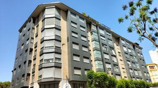 Location Local commercial à Avenida hermanos bou 19. Alquilo local comercial en planta baja céntrica con fachada a av