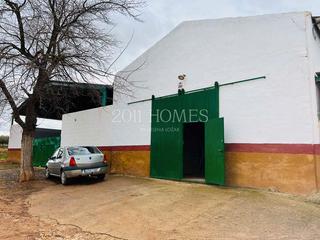 Nau industrial a Roda de Andalucía (La). Caballeriza con arena cubierta y 27 boxes de caballo