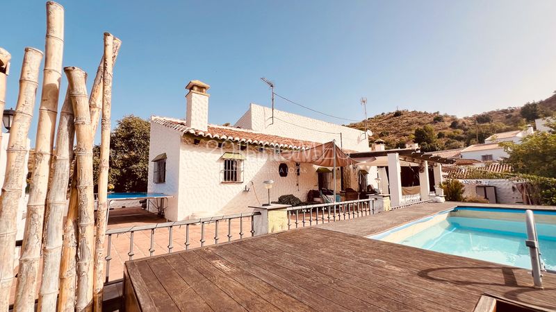 Foto 24ae3536-b688-4781-829d-a0439b36883a. Masia amb xemeneia aparcament piscina a Almogía
