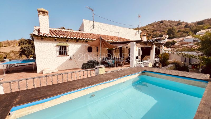 Foto 4f00c48e-7d2e-4d33-8307-ecdefcf4a4ed. Masia amb xemeneia aparcament piscina a Almogía