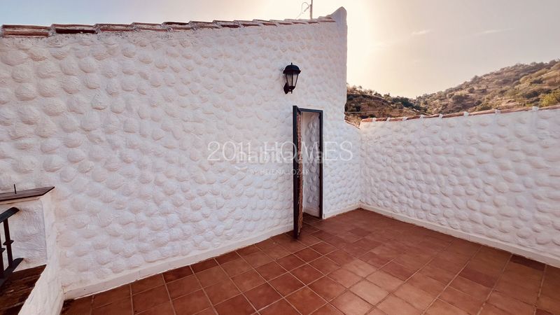 Foto f447b56d-e26e-4eeb-a597-d89cde7038cb. Masia amb xemeneia aparcament piscina a Almogía