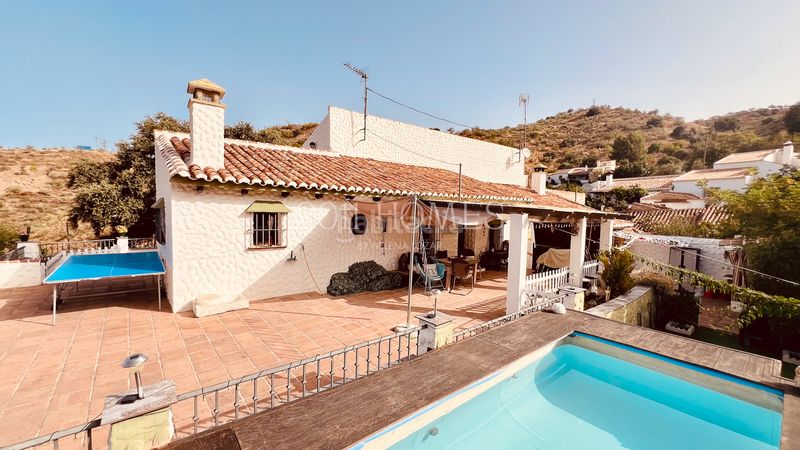 Foto fc153c83-ccde-460f-bd1b-f171f6409ba4. Masia amb xemeneia aparcament piscina a Almogía