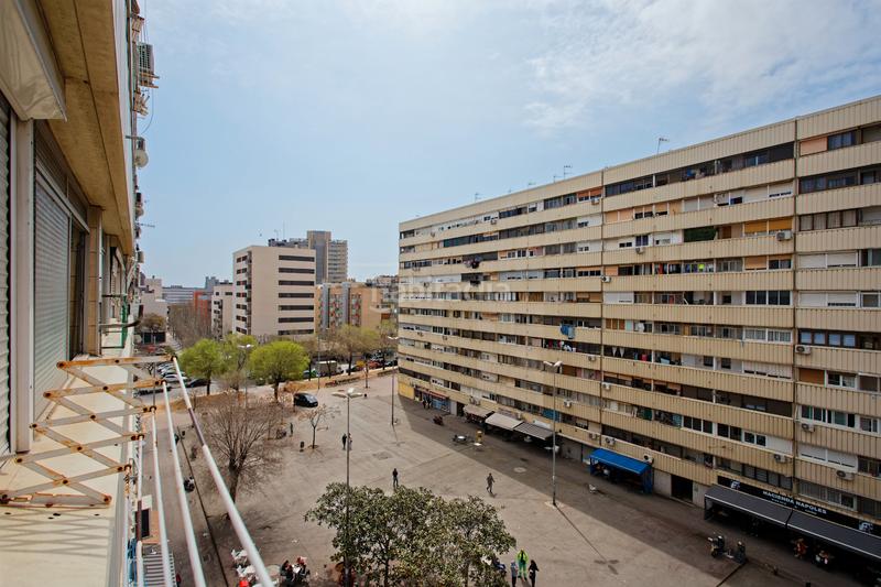 Foto 8aa60c8e-a3a8-4fda-9bed-a31e52703d6a. Pis amb xemeneia calefacció a La Mina Sant Adrià de Besòs