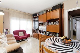 Pis  Carrer de sort. Piso amplio con patio en calle sort – l'hospitalet