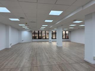 Rent Office space in L´Antiga Esquerra de l´Eixample. Despacho diafano en edificio de oficina