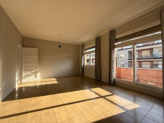 Pis  Carrer roger de lluria. Piso a refromar de dos habitaciones con posibilidad de tres habt
