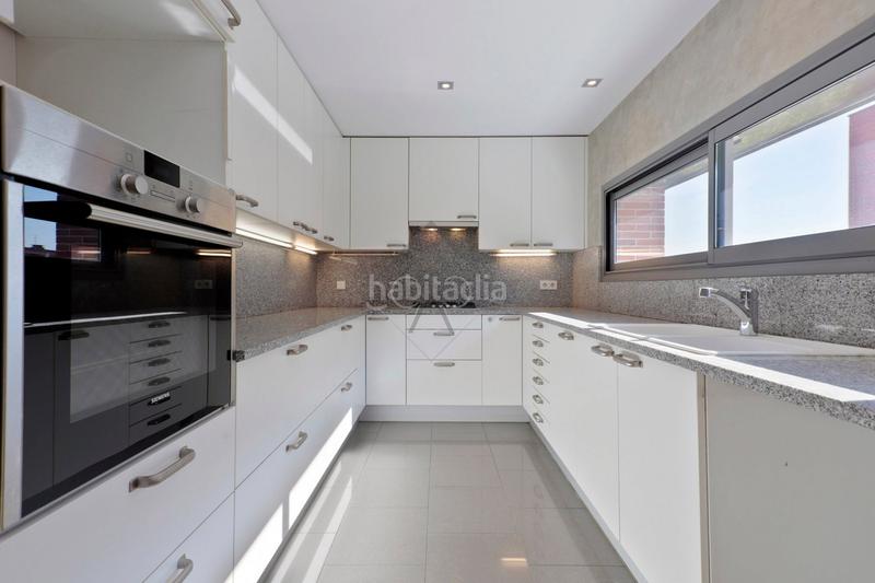 Foto 6d1375de-7935-4d76-a831-e835c6ad58ec. Rent flat with heating parking in Tres Torres Barcelona