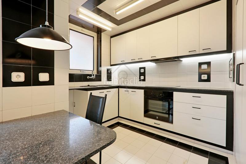 Foto e5e4f172-202b-47bb-9854-b6137d4360ed. Lloguer àtic amb calefacció aparcament a Sarrià Barcelona