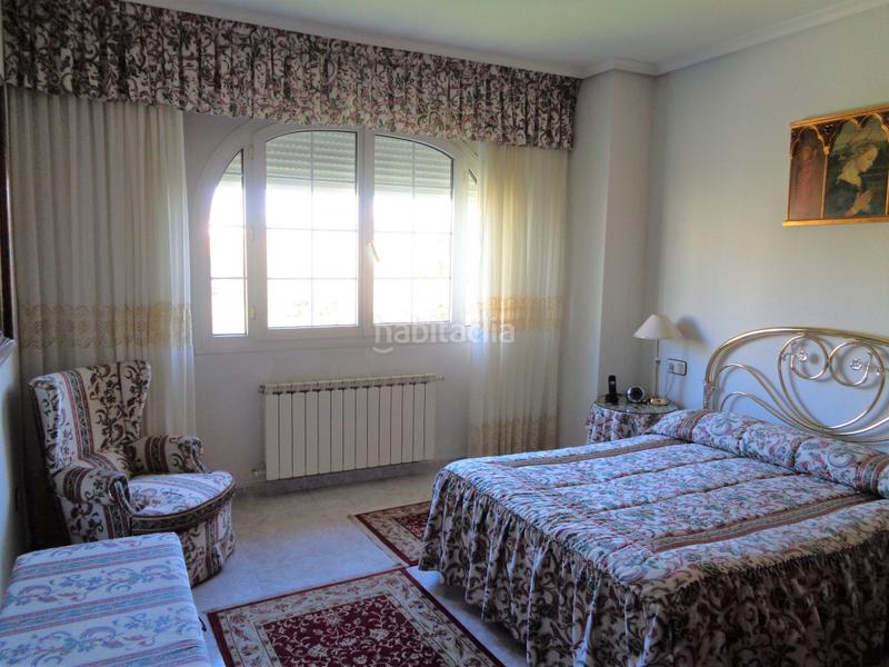 Foto 82483120-d15b-4558-8a44-b5873e6c71f1. Casa aparellada amb calefacció aparcament a Los Pinos - El Pilar Plasencia