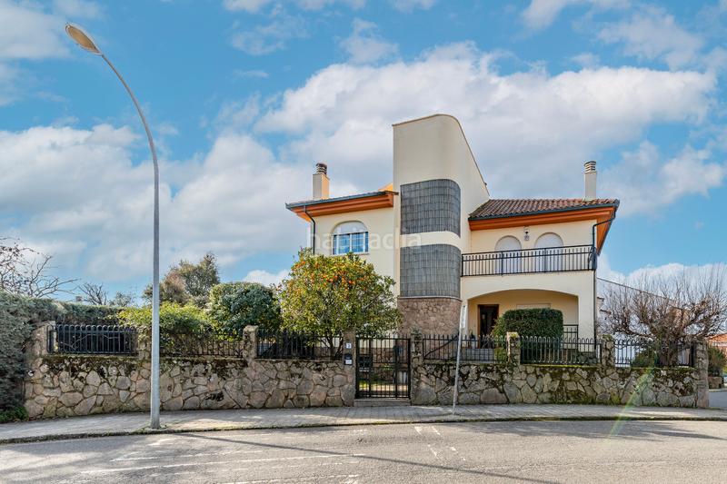 Foto bbf4202d-5e5f-44b3-9dbb-d48f777601ab. Casa aparellada amb calefacció aparcament a Los Pinos - El Pilar Plasencia