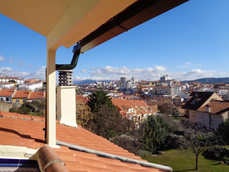 Foto fca5cc33-f585-4754-b844-5019265c8a42. Casa aparellada amb calefacció aparcament a Los Pinos - El Pilar Plasencia