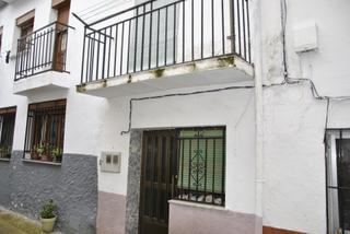 Casa adossada  Calle san isidro. Se vende casa en el valle del jerte