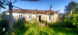 Maison à Mondariz. Casa de piedra con galpón