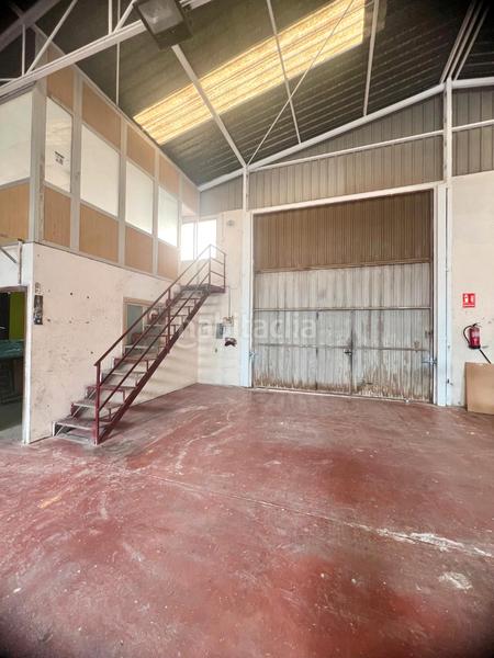Foto 2aa0ea12-c4e7-413a-b4a2-ad4540ea636b. Alquiler nave industrial en carrer comte de Torrellano 20 alquila nave en zona urbana de Torrellano. ideal almacén, taller o negocio, a un paso del aeropuerto en Elche / Elx