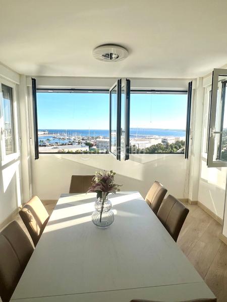 Foto 527da217-bea7-494c-8bfd-c0f90193d346. Piso  exterior y muy luminoso frente al mar . en Alicante