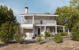 Chalet en Pereiro de Aguiar (O). ?? chalet independiente con piscina, jardín y cancha de tenis en