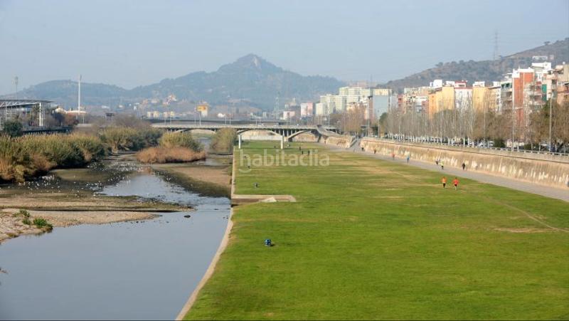 Foto a0ce3c1f-7787-4e03-8e04-6eea69e5528f. Piso  de 87 m2, 3 dormitorios, centro del barrio en Barcelona