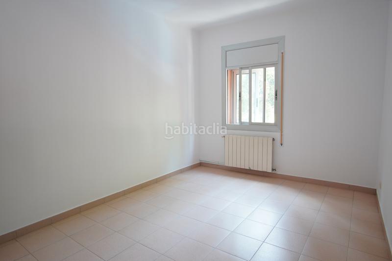 Foto f303b1d0-2d01-44fc-8cad-df13b3a2f5f5. Piso  de 87 m2, 3 dormitorios, centro del barrio en Barcelona