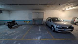 Aparcament cotxe  Carrer de sas. 2 plazas de parking, coche grande y motos.