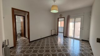 Etagenwohnung  Carrer de la mare eterna. Vivienda de 3 habitaciones bien distribuida en calle mare eterna