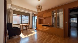 Pis  Carrer de flix. Luminosa vivienda con 3 habitaciones exteriores y balcón generos