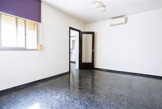 Planta baixa  Carrer de sant adri�. Excelente planta baja totalmente independiente, junto al metro
