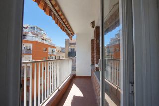 Flat  Carrer de flix. Piso de 2 habitaciones con balcón exterior y espacios versátiles