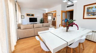 Appartamento  Carrer de claramunt. Espectacular piso de vpo reformado amplio y con balcón. incluida