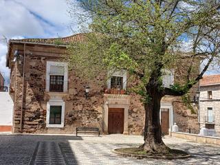 Casa adossada en San Vicente de Alcntara. Gran casa de piedra de s.xvii con cpula lista para vivir o mont
