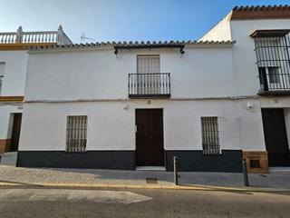 Casa adossada en Villanueva del Ariscal. Casa adosada cntrica, amplia y llena de posibilidades en villan