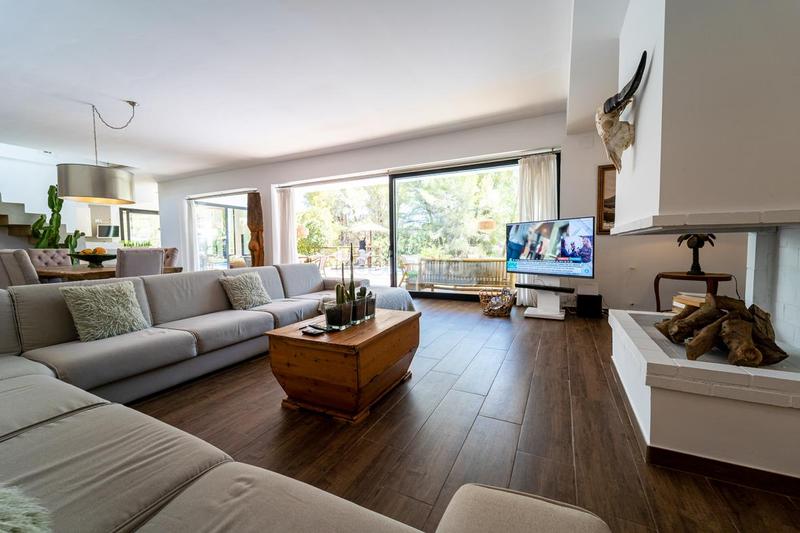 Foto 3a5f3442-4b80-4daf-9da0-f69e18b2b74f. Chalet con camino parcheggio piscina in El Montgó Dénia