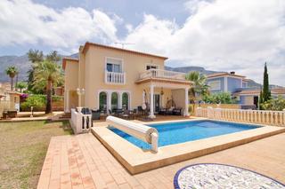 Chalet in El Montgó. Bonita villa en la ladera del montgó, zona residencial soleada y