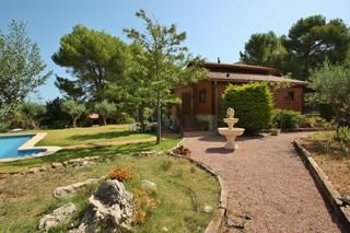 Xalet a Orba. Villa de madera con gran parcela y cerca de servicios