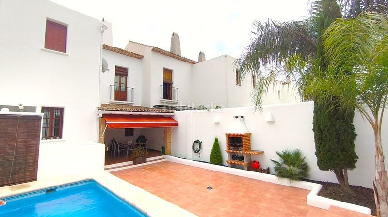 Foto 0b1ab3e4-0825-43a6-9cc0-a5b93eeb4e3a. Casa adossada amb xemeneia calefacció aparcament piscina a Dénia