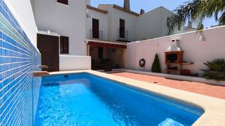 Casa adossada a Avinguda de l'Oest